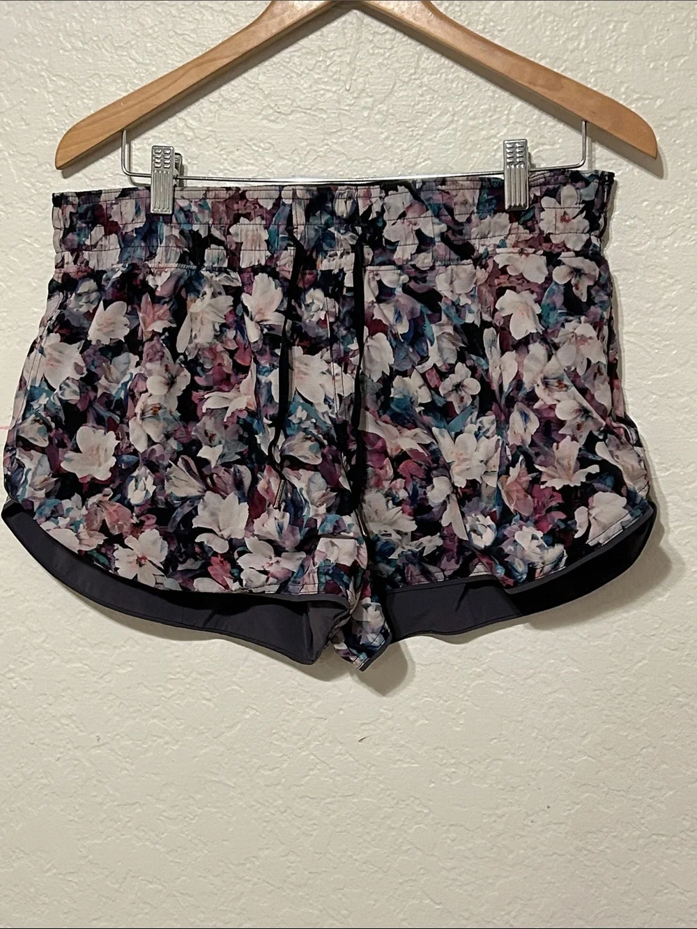 ⚓️Lululemon athletica Purple Floral Athletic Shorts size 10 GUC